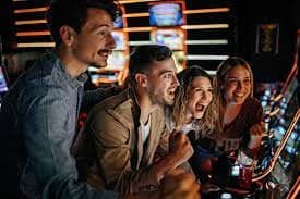 Suasana event terbaru debit77 dengan tampilan turnamen slot dan taruhan olahraga yang meriah